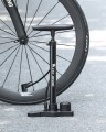 Pompka rowerowa z manometrem Westbiking garażowa czarna Presta Dunlop Schrader