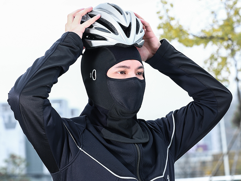 kominiarka West Biking model 0201353 zakładana pod kask